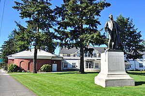 Portland, OR - George Washington statue and German-American Society 01