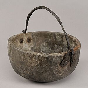 Rundbottnat kärl av täljsten, delvis rekonstruerat, vikingatid (sq)