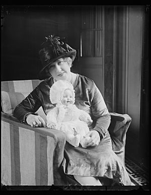 "Lady Edison" with latest invention- an air baby doll that can be bathed. Miss Beulah Louise Henry, of North Carolina and a direct descendent of Patrick Henry, is often called the "Lady LCCN2016888541