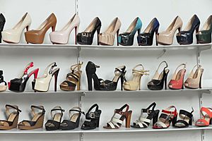 2014 Erywań, Damskie buty na wysokim obcasie na witrynie sklepowej