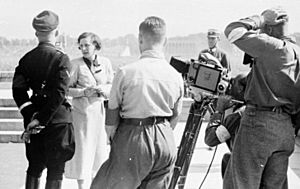 Bundesarchiv Bild 152-42-31, Nürnberg, Leni Riefenstahl mit Heinrich Himmler