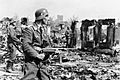 Bundesarchiv Bild 183-B22478, Stalingrad, Luftwaffen-Soldaten in Ruinen