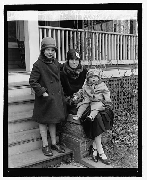 Mrs. Ralph E. Pearsons & children, 12-15-26 LCCN2016842829