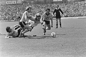 Roda JC tegen Ajax 1-1 Soren Lerby wordt ten val gebracht door v.l.n.r. Ehlen, , Bestanddeelnr 932-1499