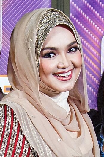 Siti Nurhaliza - Dato' Siti Nurhaliza & Friends' Artists (cropped 2).jpg