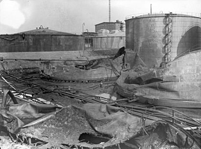 Bundesarchiv Bild 141-1117, Rotterdam, ausgebrannte Öltanks