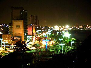 El Paseo La Cruz en la noche
