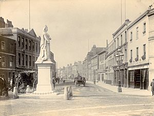 Friar Street, Reading, statue of Queen Victoria, c. 1888