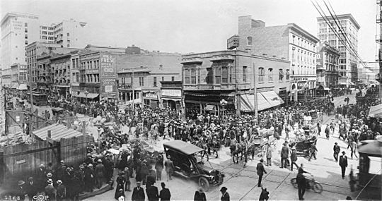 Huge crowds surround the All Night And Day Bank on the corner of Spring Street and Sixth Street, April, 1910 (CHS-5768)