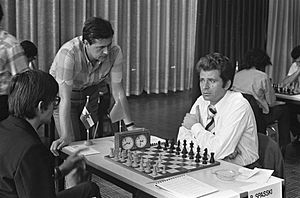 IBM-schaaktoernooi, Planinc en Spasski (rechts) met wedstrijdleiding, Bestanddeelnr 926-5874