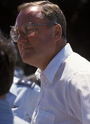 Illinois Governor James R. Thompson observing Operation Haylift, July 1986 (cropped).jpg