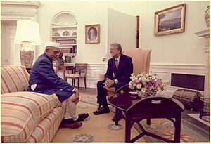 Jimmy Carter with Prime Minister of India, Morarji Desai - NARA - 179821