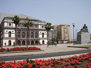 Monumento a Benito Perez Galdos frente al Teatro