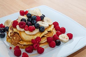 Protein Pancakes mit Beeren und Honig (26364674872)