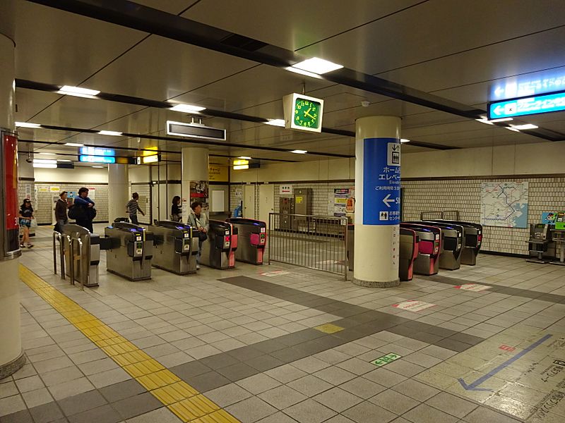 Subway-Shinyokohama-Sta-Gate-for-JR