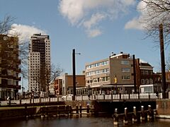 Vlaardingen brug achter de Visbank 2006-04-02 15.24