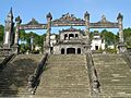 Ŝtuparo al la tombo de imperiestro Khải Định 04