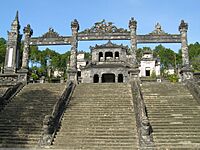 Ŝtuparo al la tombo de imperiestro Khải Định 04