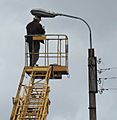 Электрик за работой