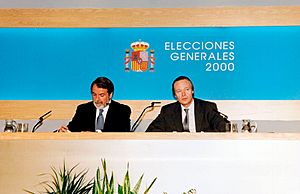 2000-03-12, Josep Piqué y el ministro del Interior en la presentación de los resultados de las elecciones generales del 2000