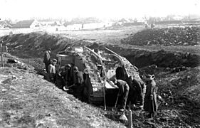 Bundesarchiv Bild 104-0941A, Bei Cambrai, zerstörter englischer Panzer Mark I
