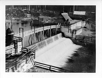 Cedar Falls crib dam, 1903 (50532947523).jpg