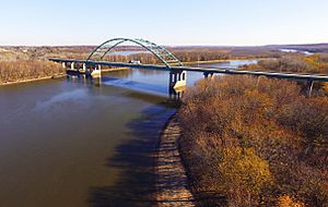 Illinois River A Lincoln Mem Bridge .jpg