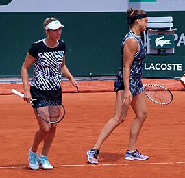 Paris-FR-75-open de tennis-2019-Roland Garros-court Mathieu-6 juin-double dames-09 (cropped)