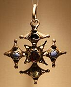 Pendente a croce in argento con vetro e granati, 1500 ca., dai pressi di callan, co. di kilkenny