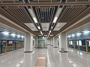 Platform of FENGHUANGCHI Station, Xi'an Metro (Jul 25, 2023)