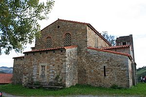 Santa María de Bendones vista lateral.JPG
