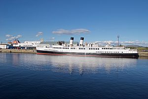 TS Queen Mary 2016-10-1002 1555 with MV Hebrides