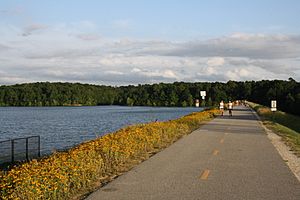 Trail along Lake Fayetteville looking south