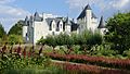 Vue du château du Rivau depuis les jardins (allée des fées)