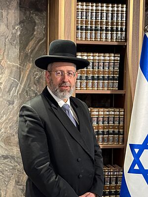 הרב הראשי דוד לאו עם דגל ישראל (2) Chief Rabbi David Lau with the Israel flag.jpg
