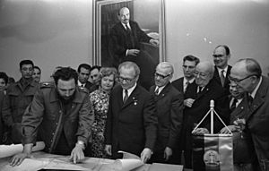 Bundesarchiv Bild 183-L0619-026, Castro, Landkarte Kubas überreicht