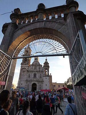 Puerta del Jardín de San Marcos y el Templo de San Marcos, Ags., Mx. 04