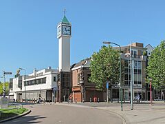 Veenendaal, straatzicht met toren foto3 2012-05-27 11.11