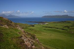 Volcanic dykes on Muck extending as Reefs - geograph.org.uk - 139296