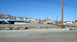 Searles Valley Minerals chemical plant dominates Trona