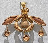Archaeological Museum of Heraklion – Bee pendant (cropped)