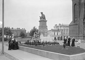 M. L. Carstens - Photograph of the original statue of Mikael Agricola in Vyborg by Emil Wikström 
