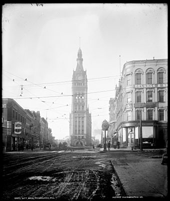 Milwaukee City Hall Old Public Domain Photo.jpg