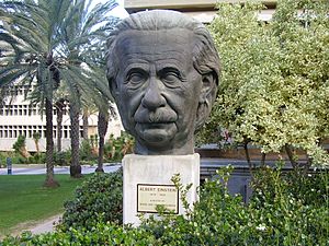 PikiWiki Israel 6868 statue of albert einstein