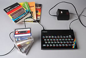 Sinclair computer (ZX Spectrum), met adaptor, vier boeken en zeven cassettes met spelletjes, objectnr 77523-1-14