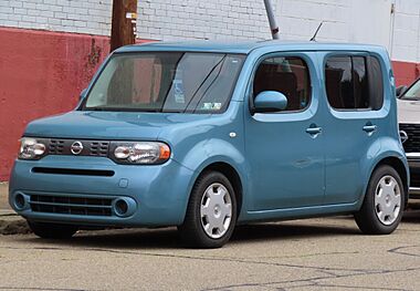 2009 Nissan Cube 1.8 S, front left, 09-09-2023.jpg