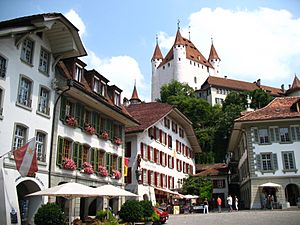 4197 - Thun - Schloss Thun over Rathausplatz