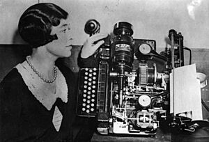 Bundesarchiv Bild 183-2008-0516-500, Fernschreibmaschine mit Telefonanschluss