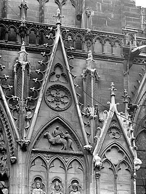 Cathédrale Notre-Dame - Portail du transept sud, dit portail Saint-Etienne, Gables, côté droit - Paris 04 - Médiathèque de l'architecture et du patrimoine - APMH00021092