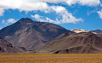 Cerro volcan curiquinca.jpg